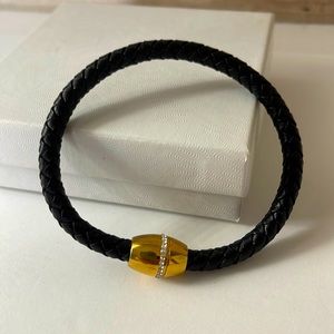 Leather bracelet with beautiful golden design and stones